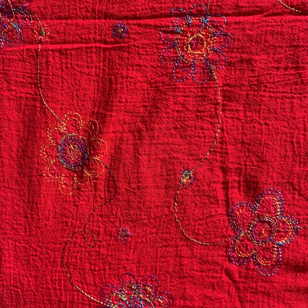 Adorable vintage 90s red cotton gauze w/ rainbow floral embroidery fabric sewing - Picture 8 of 16